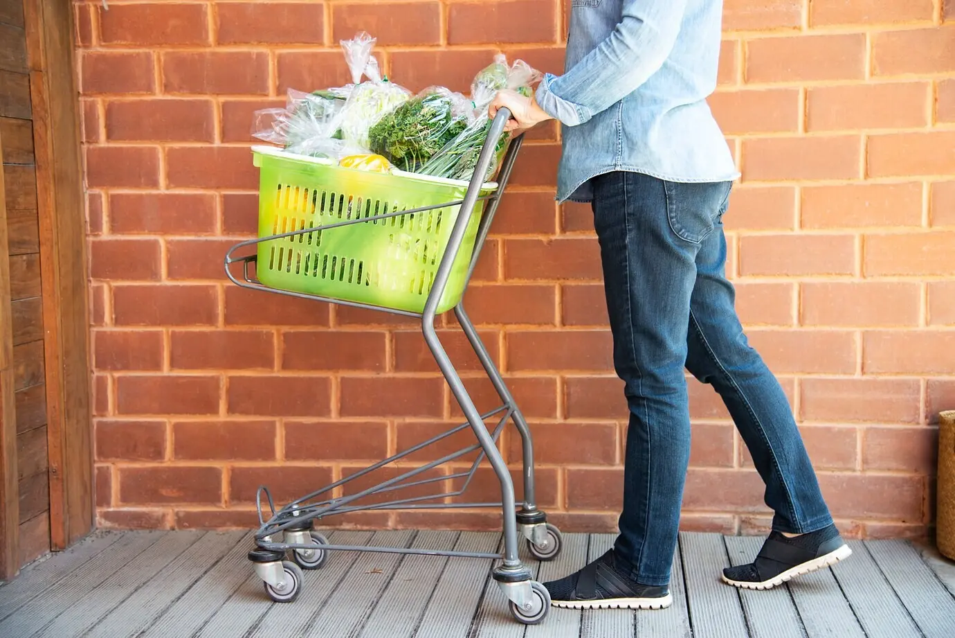 Eine Frau kauft in einem Supermarkt frisches Gemüse ein.